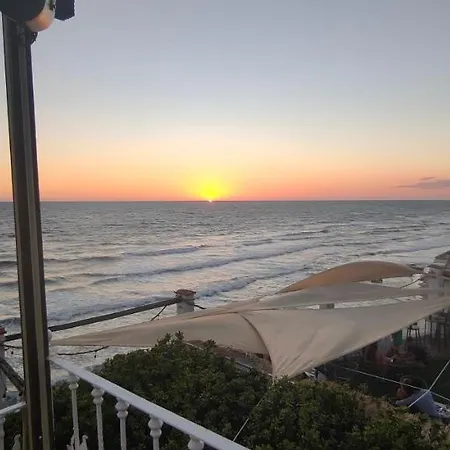 Pochi Passi Dal Mar *